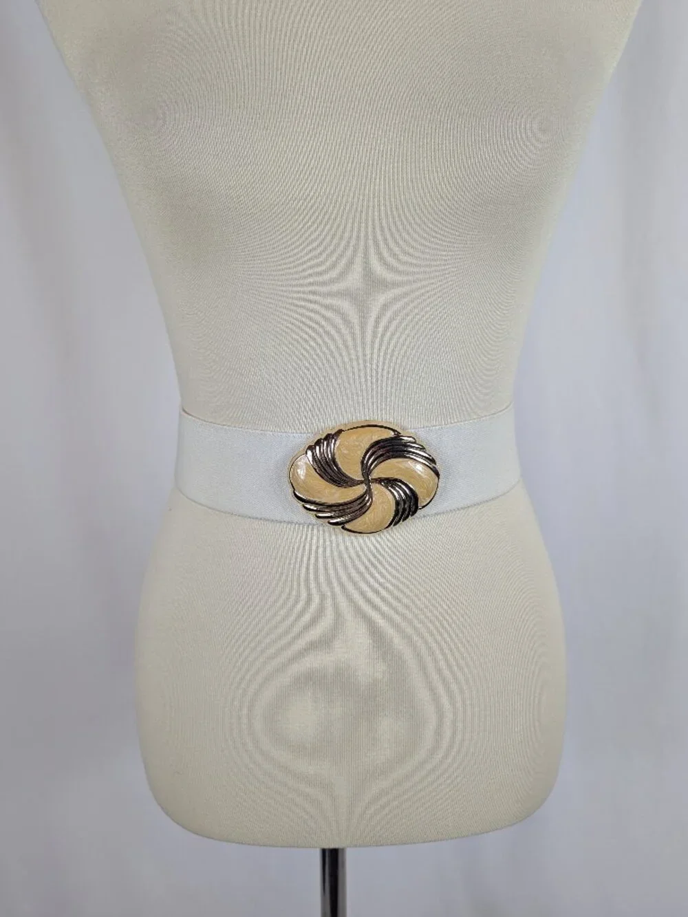 Day-Lor 80s White Elastic Cinch Belt Gold Enamel Swirl Buckle USA Vintage 27